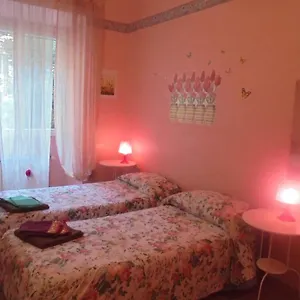 ** Alojamento de Acomodação e Pequeno-almoço Max House Itália